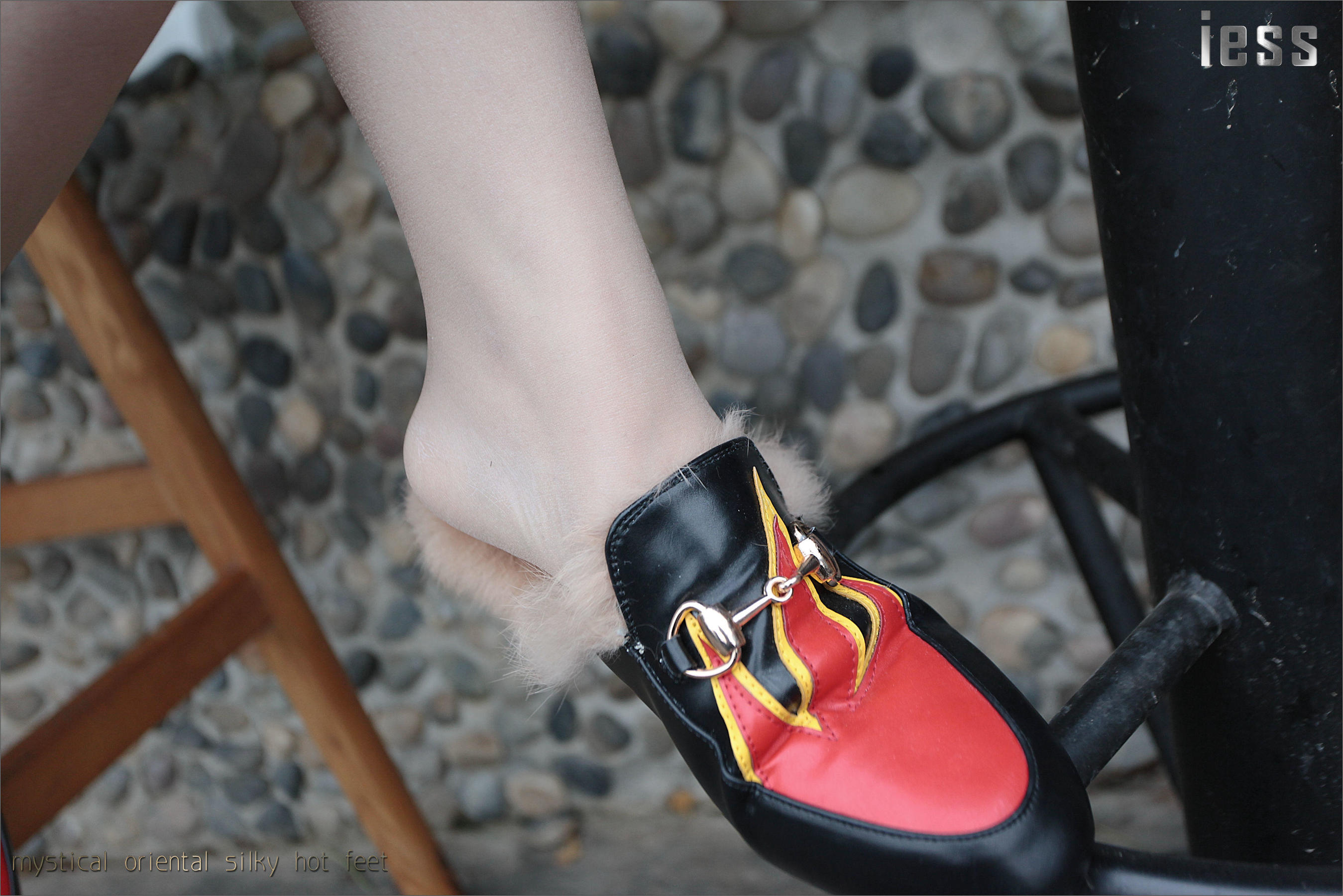丝足便当035 YY 《皮拖+超薄丝》[IESS异思趣向]