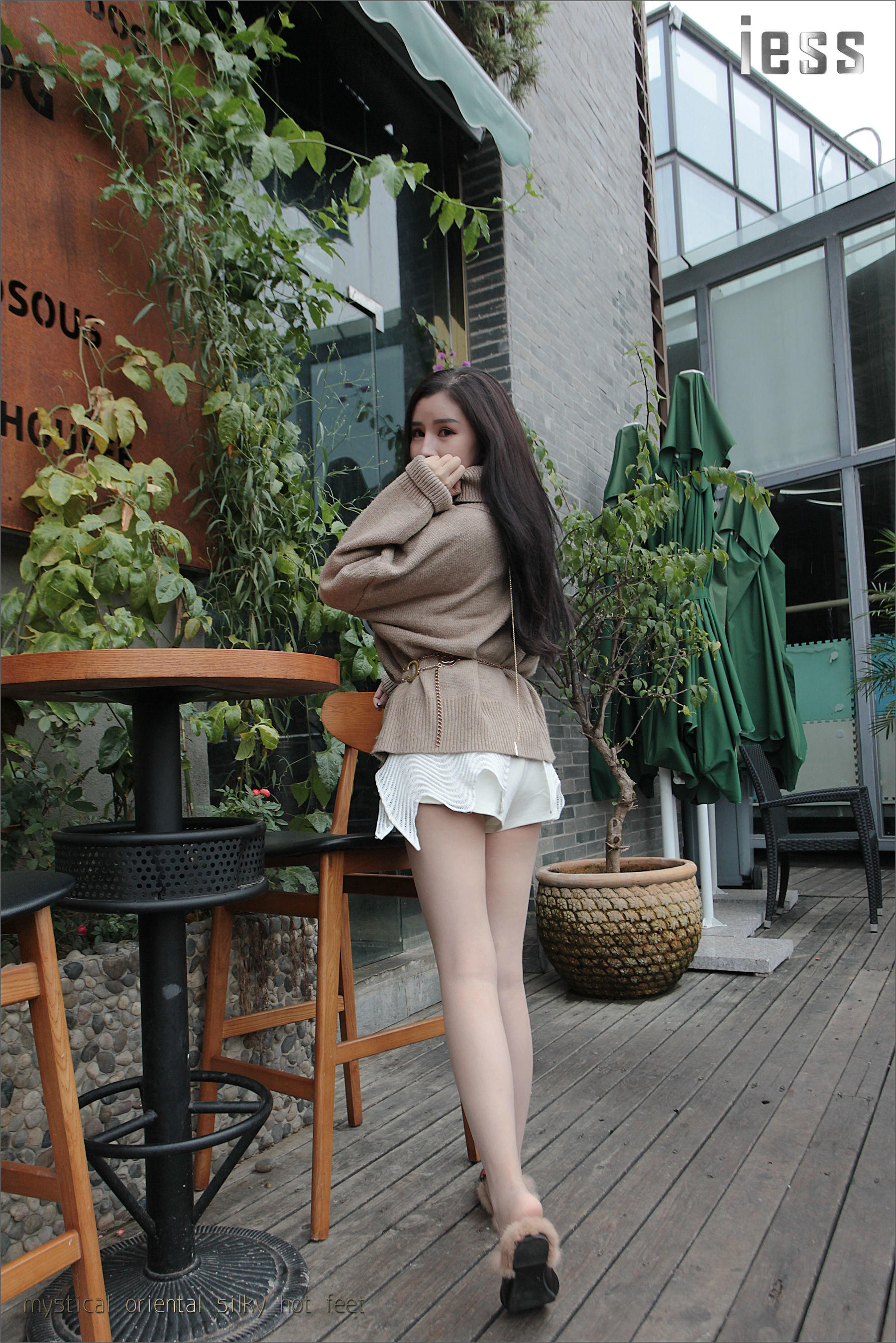 丝足便当035 YY 《皮拖+超薄丝》[IESS异思趣向]