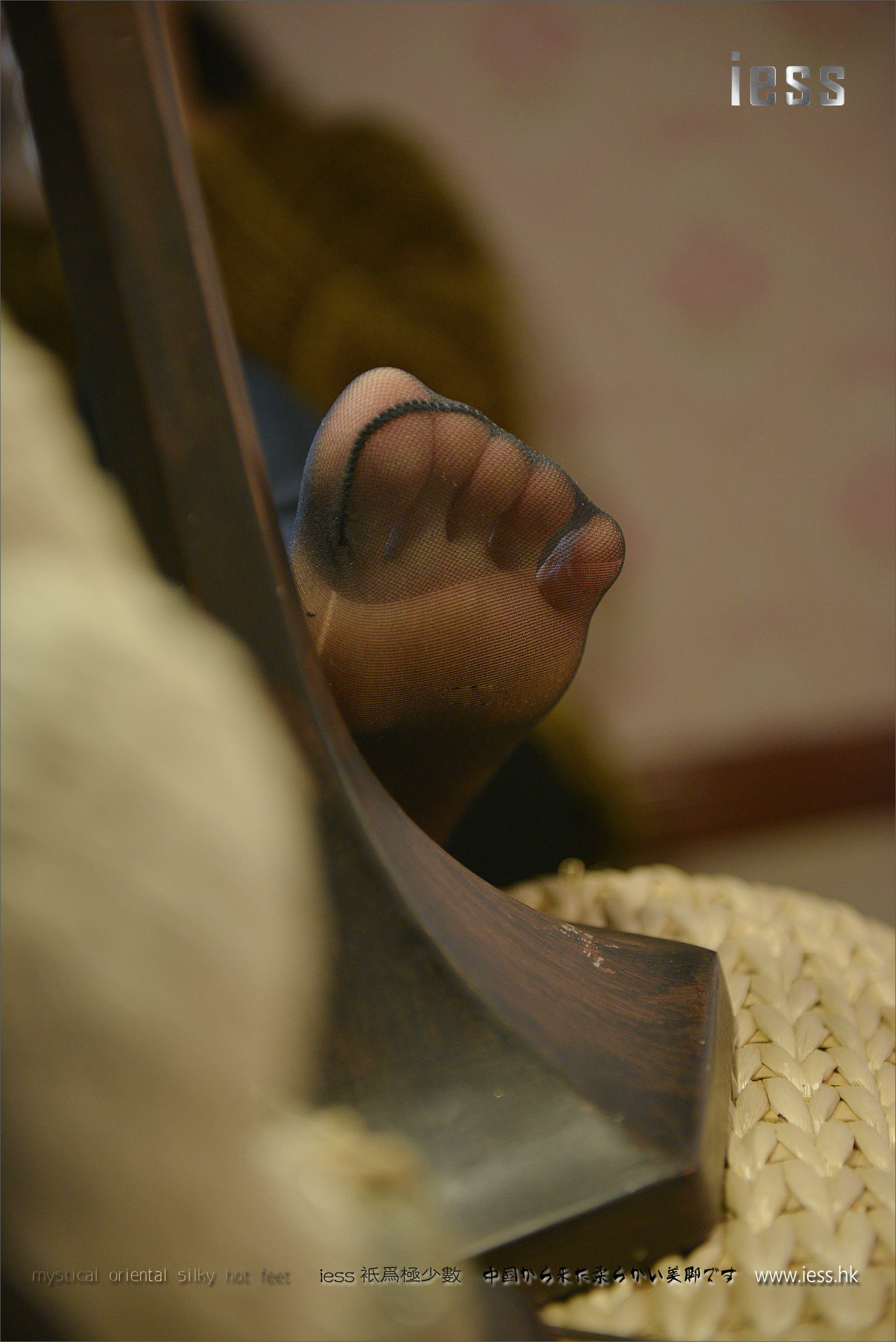 丝足便当063 小夕 《台灯下的短丝袜》[IESS异思趣向]