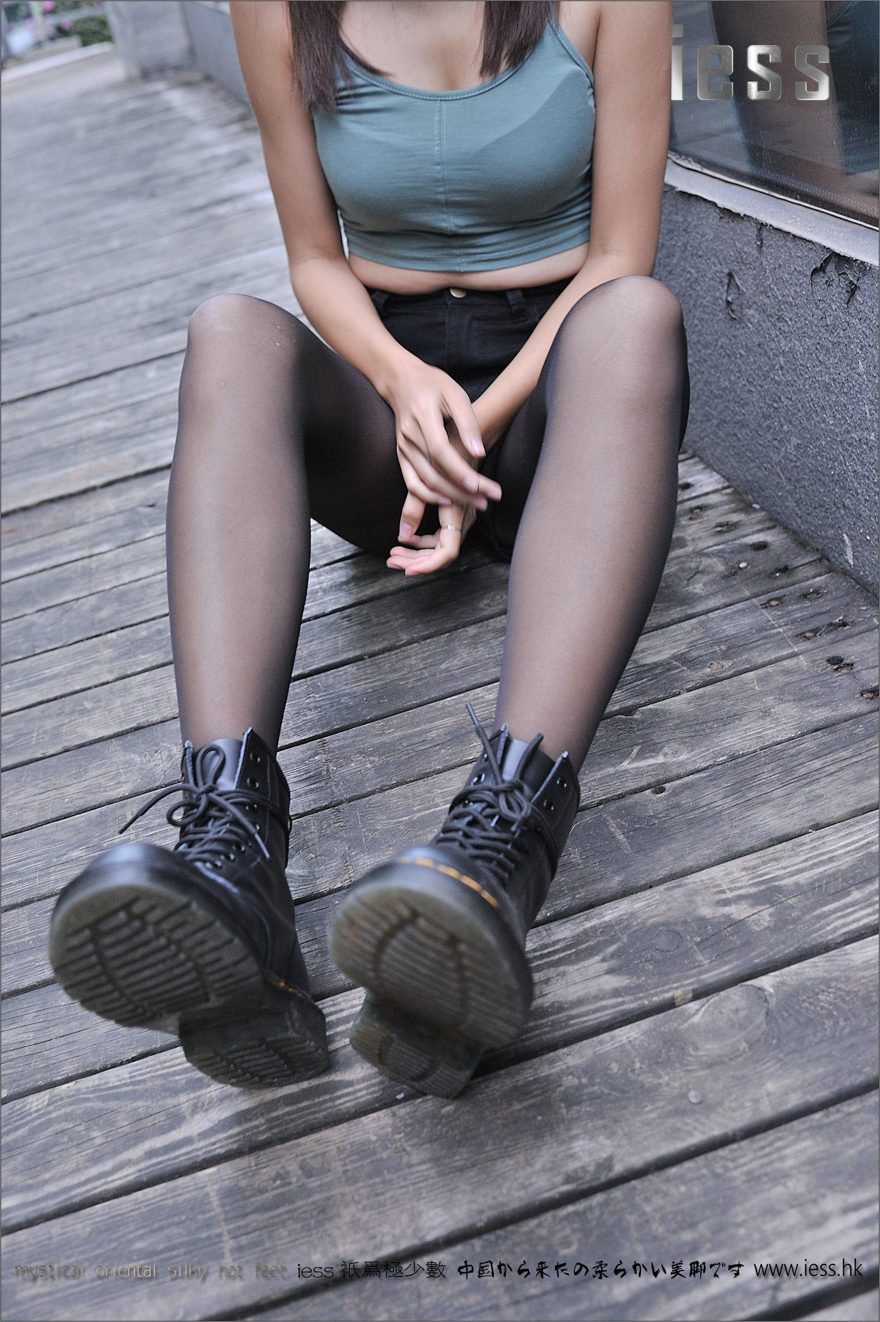 丝足便当064 SASA 《黑丝马丁靴》[IESS异思趣向]