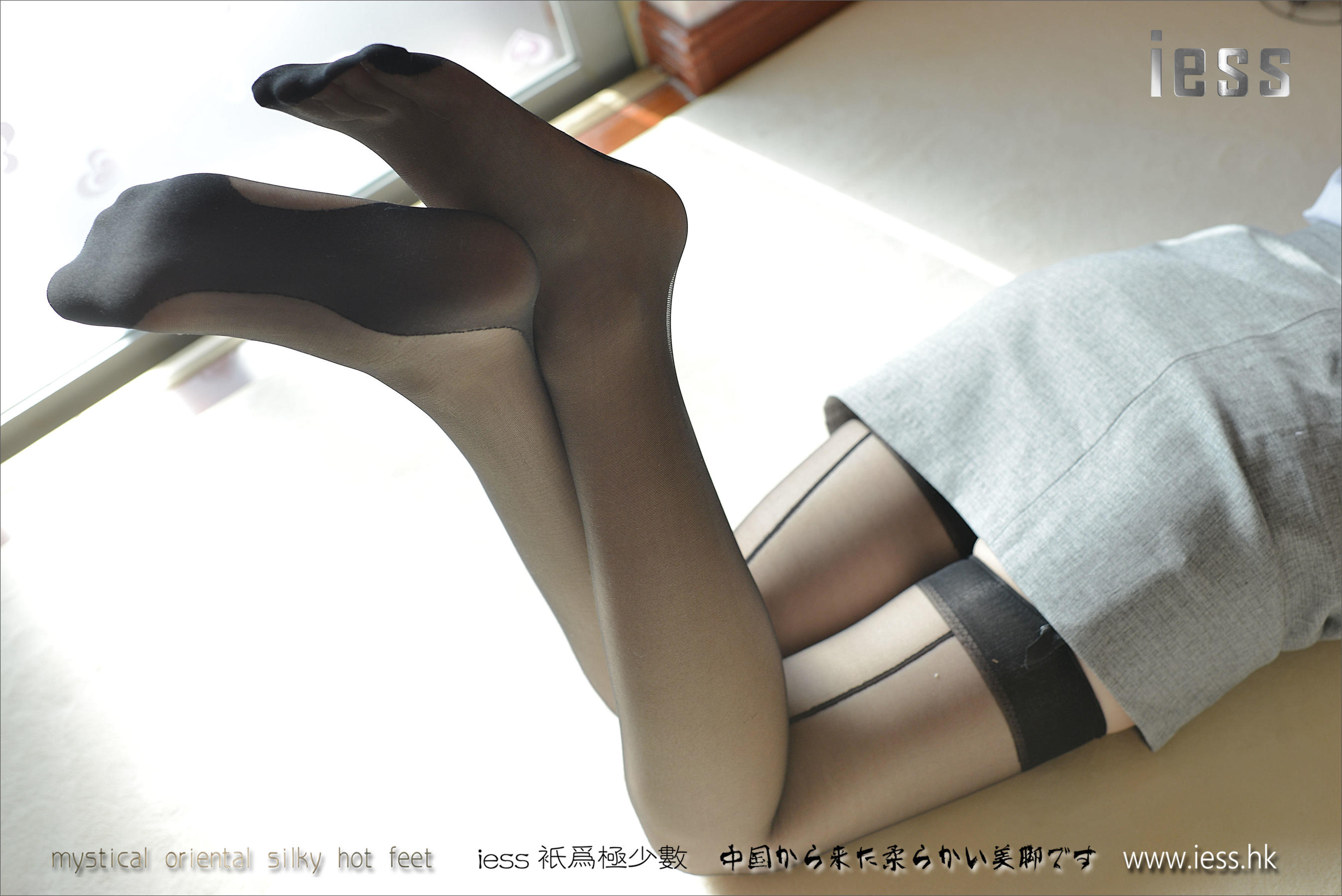 丝足便当069 小夕 《温暖的黑丝吊带袜》[IESS异思趣向]