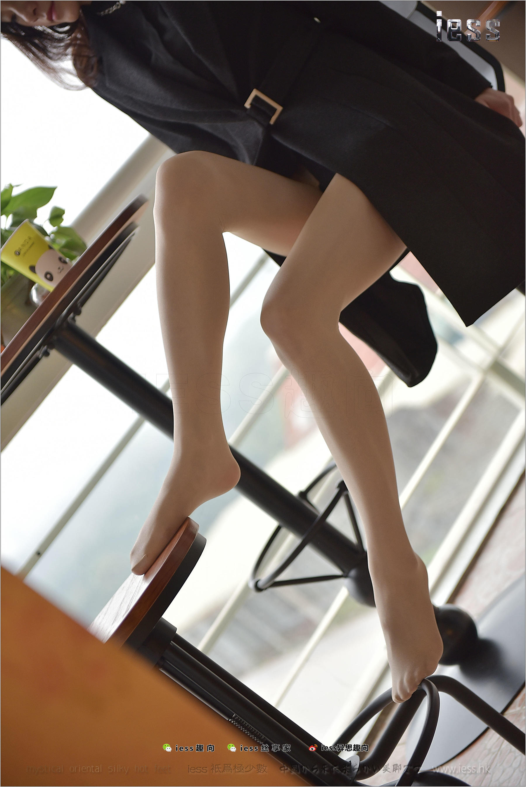 丝足便当175 小六 《风衣下的裸氨厚肉丝》[IESS异思趣向]