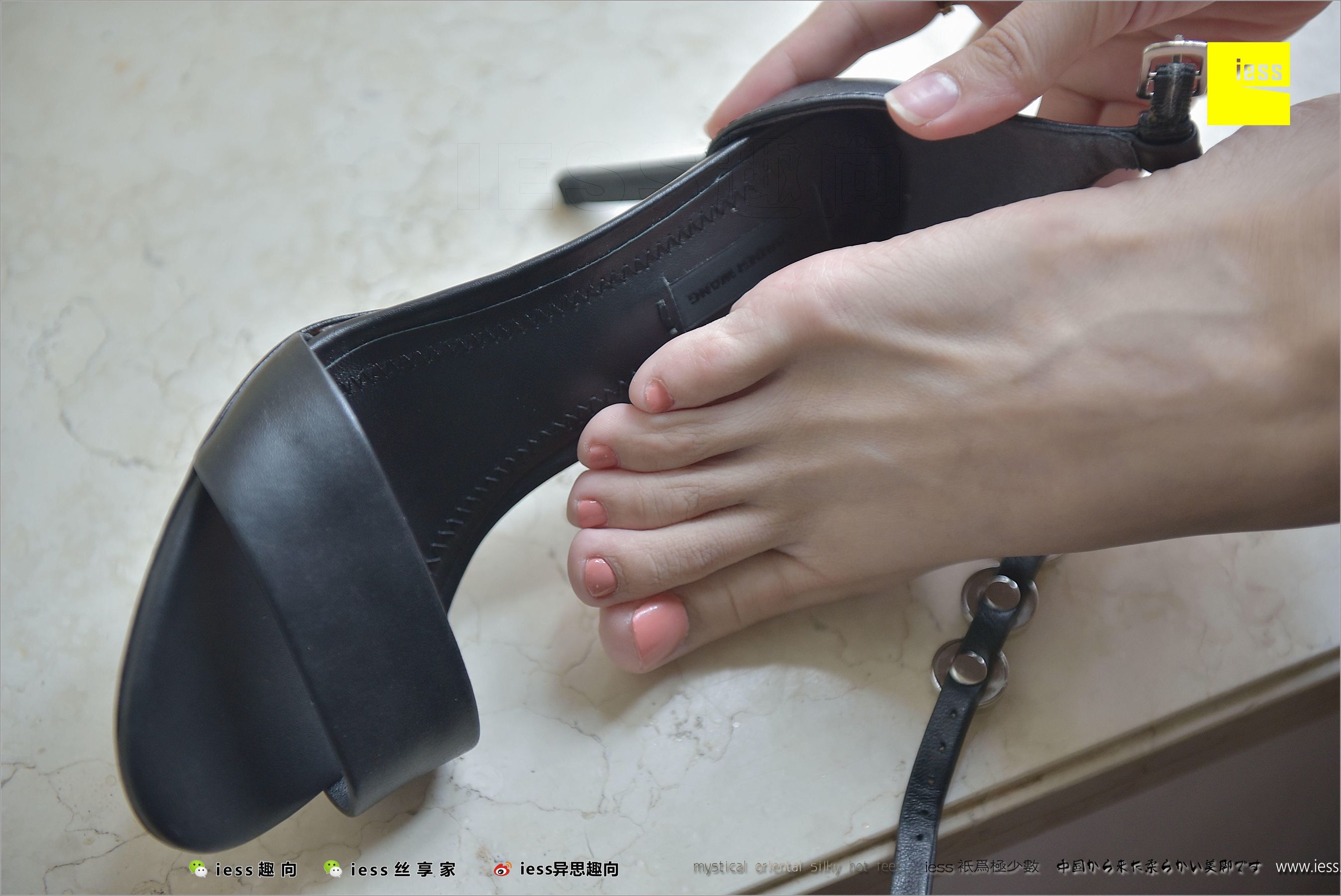 少妇辣妈《裸足、灰丝和一字带高跟》 [异思趣向IESS] 丝足便当212