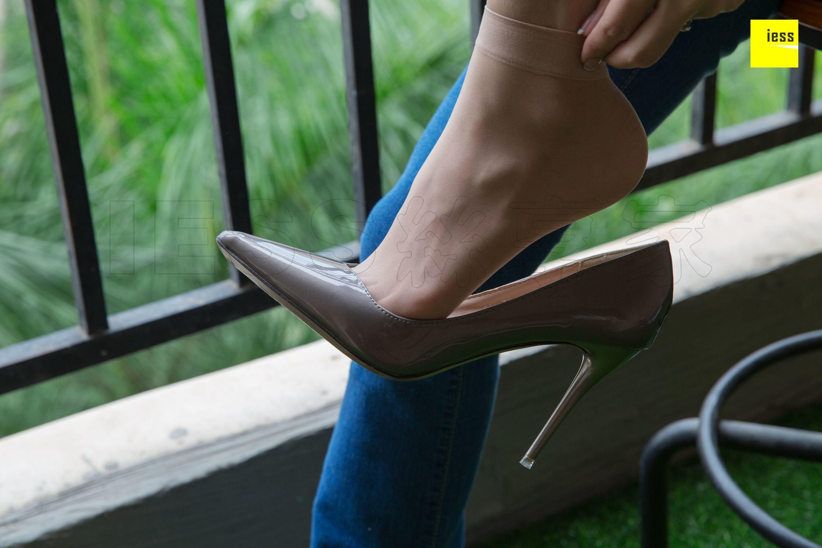 辣妈君君《辣妈的喇叭裤短丝》 [异思趣向IESS] 丝享家236