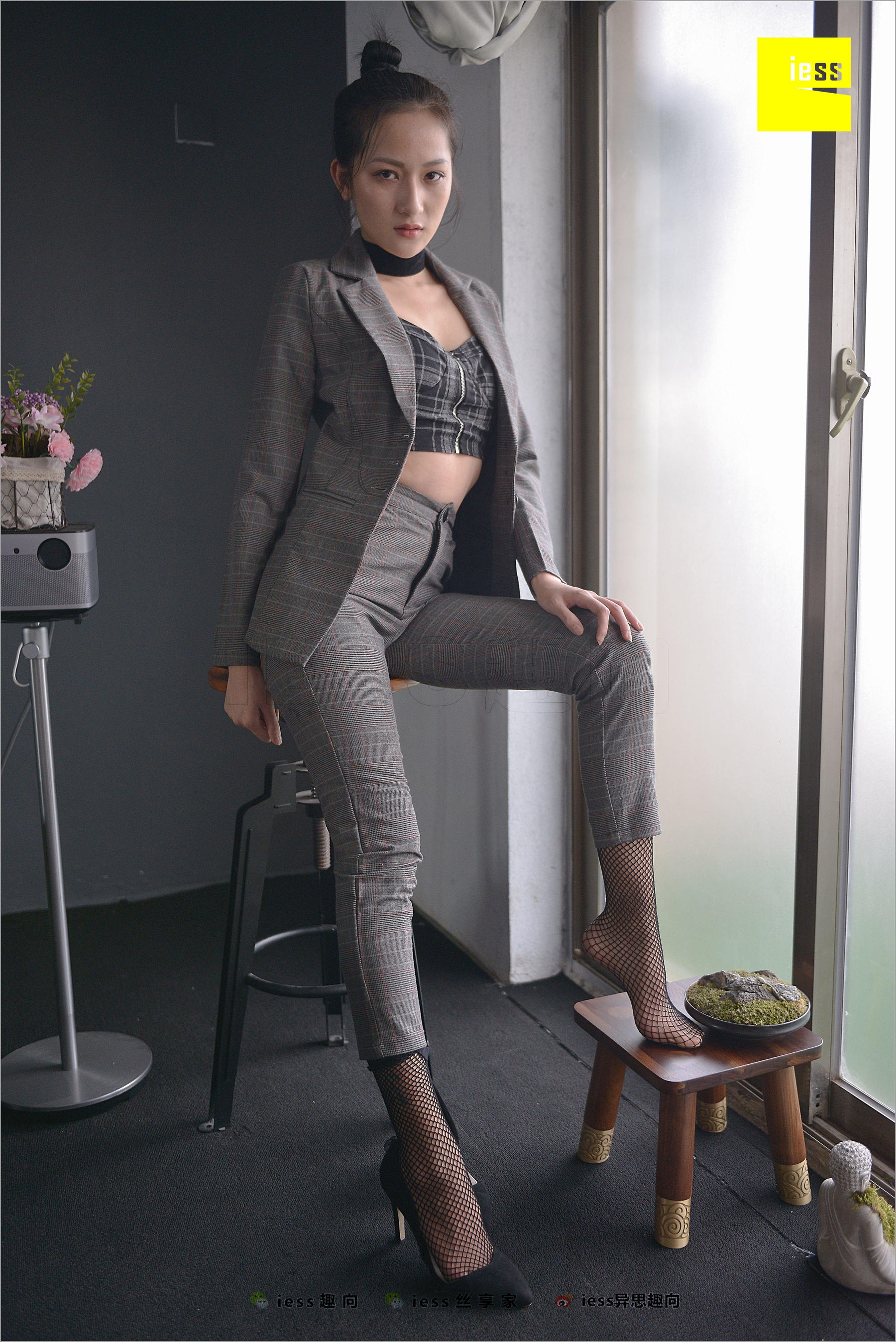 [异思趣向IESS] 丝足便当241 潇潇 《短网袜、长裤与职场》