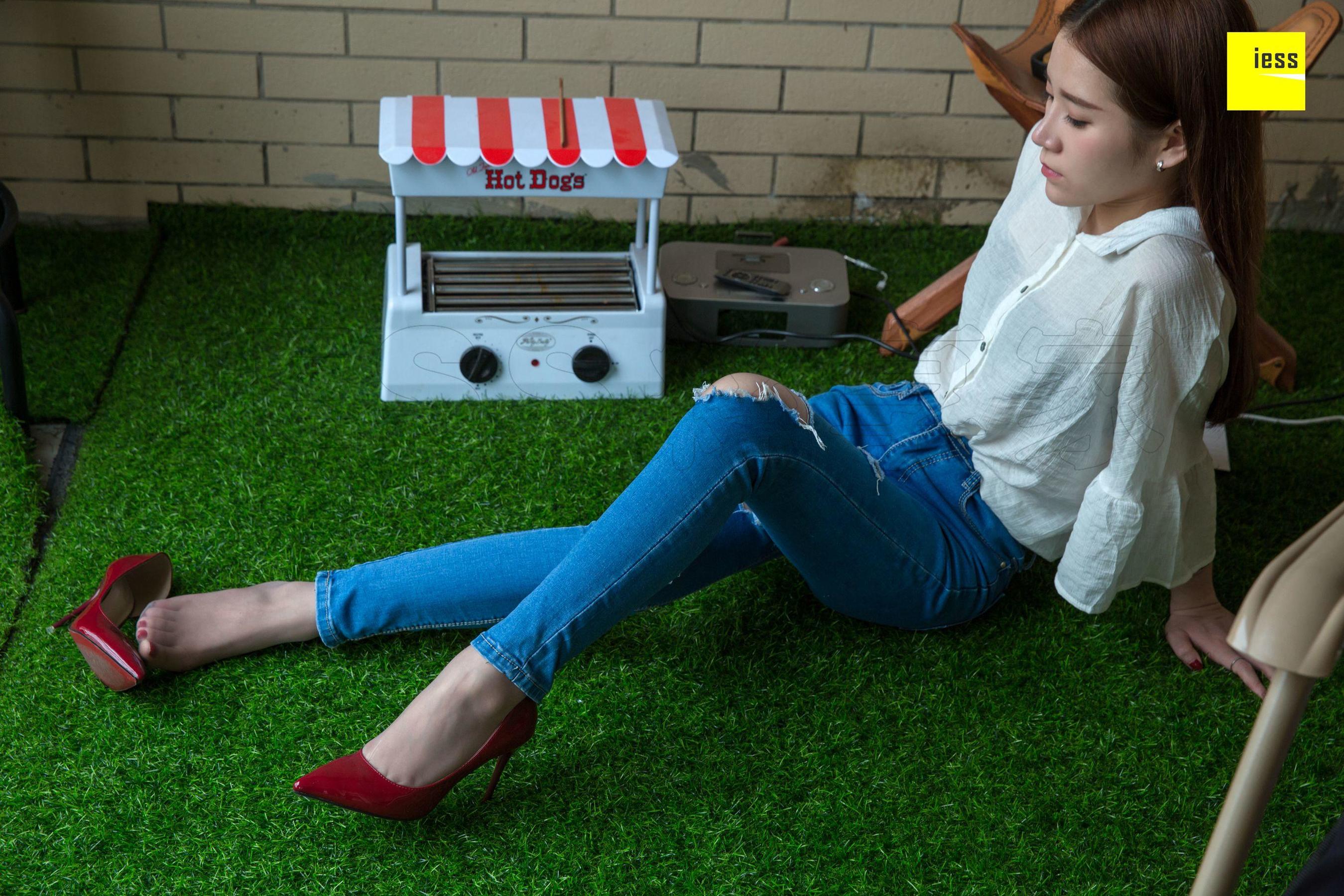 [异思趣向IESS] 模特名利姐 《好大的一个洞》