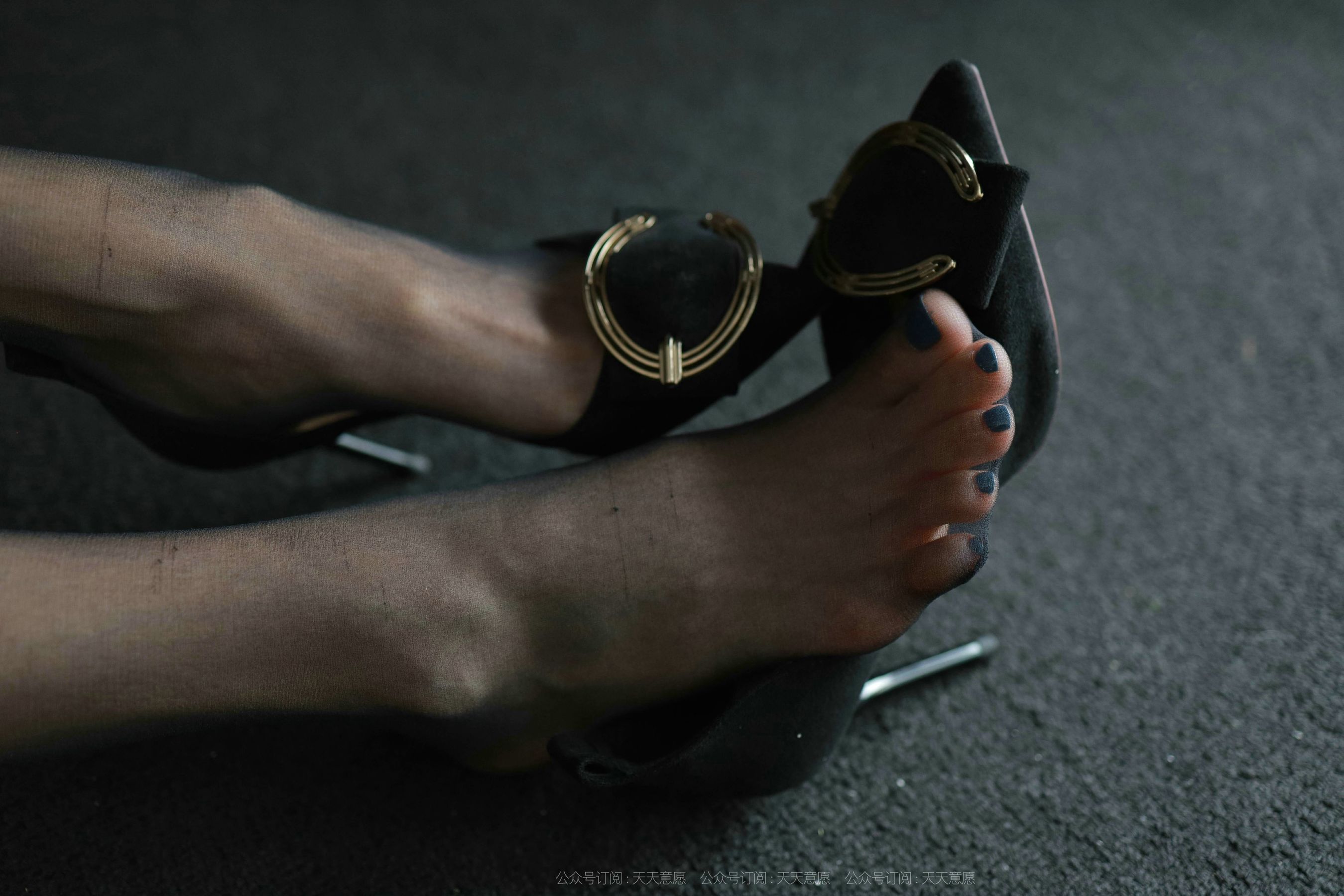 [IESS异思趣向]  模特：小六《姓感皮裙》