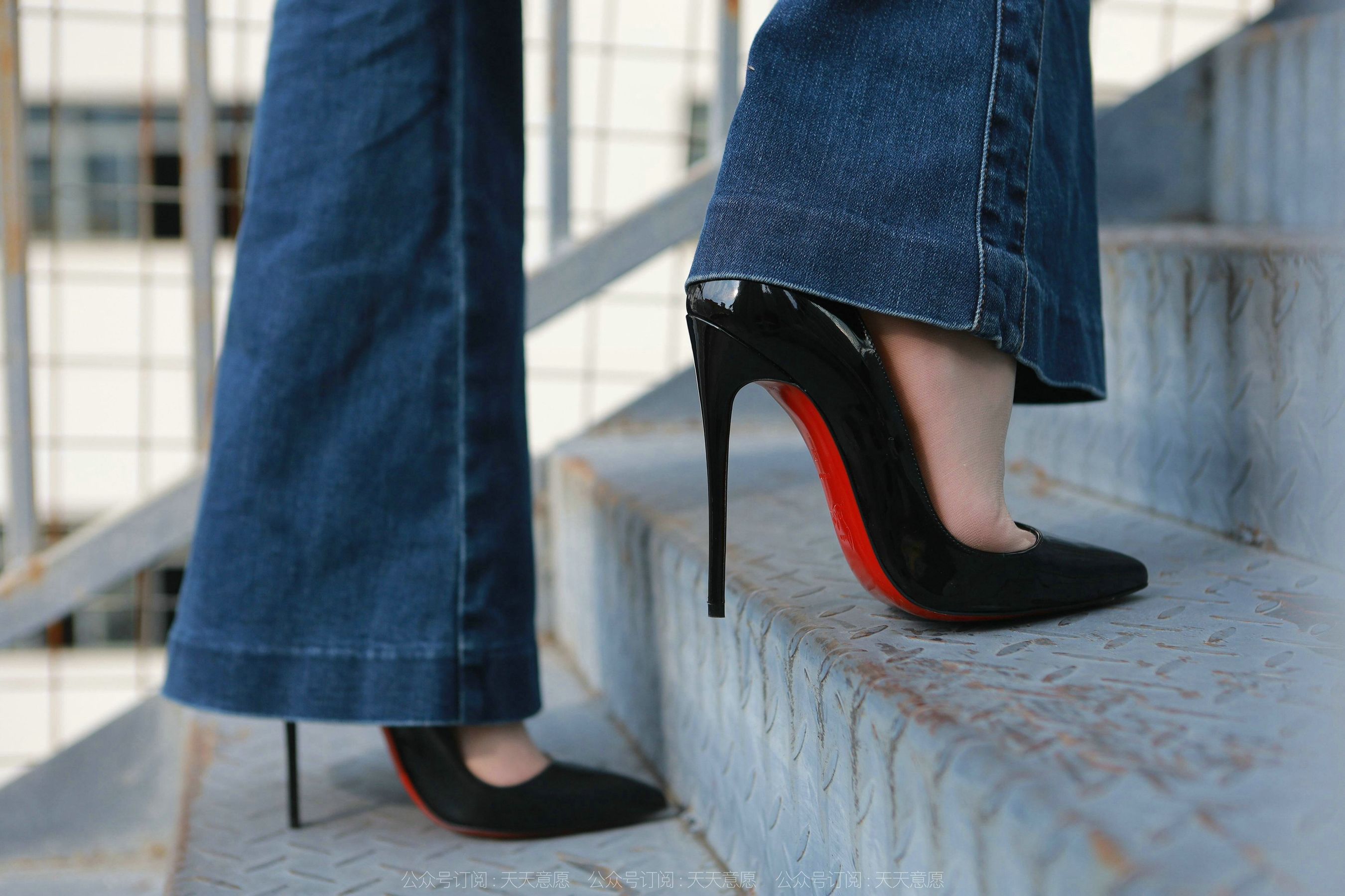 [异思趣向IESS] 模特 佳爷 《红底高跟库里丝》