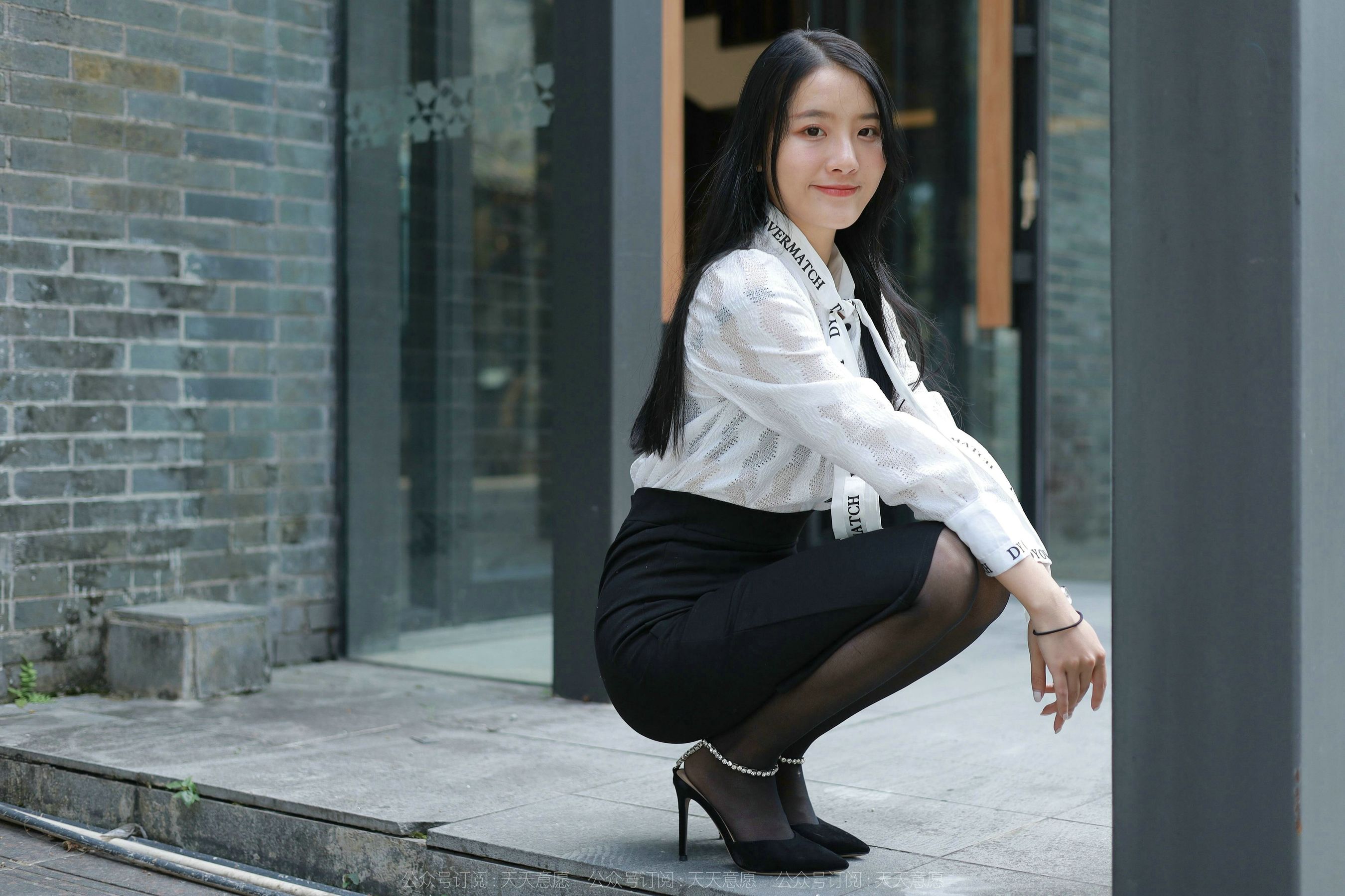 [异思趣向IESS] 模特 婉萍 《性感OL窄裙》