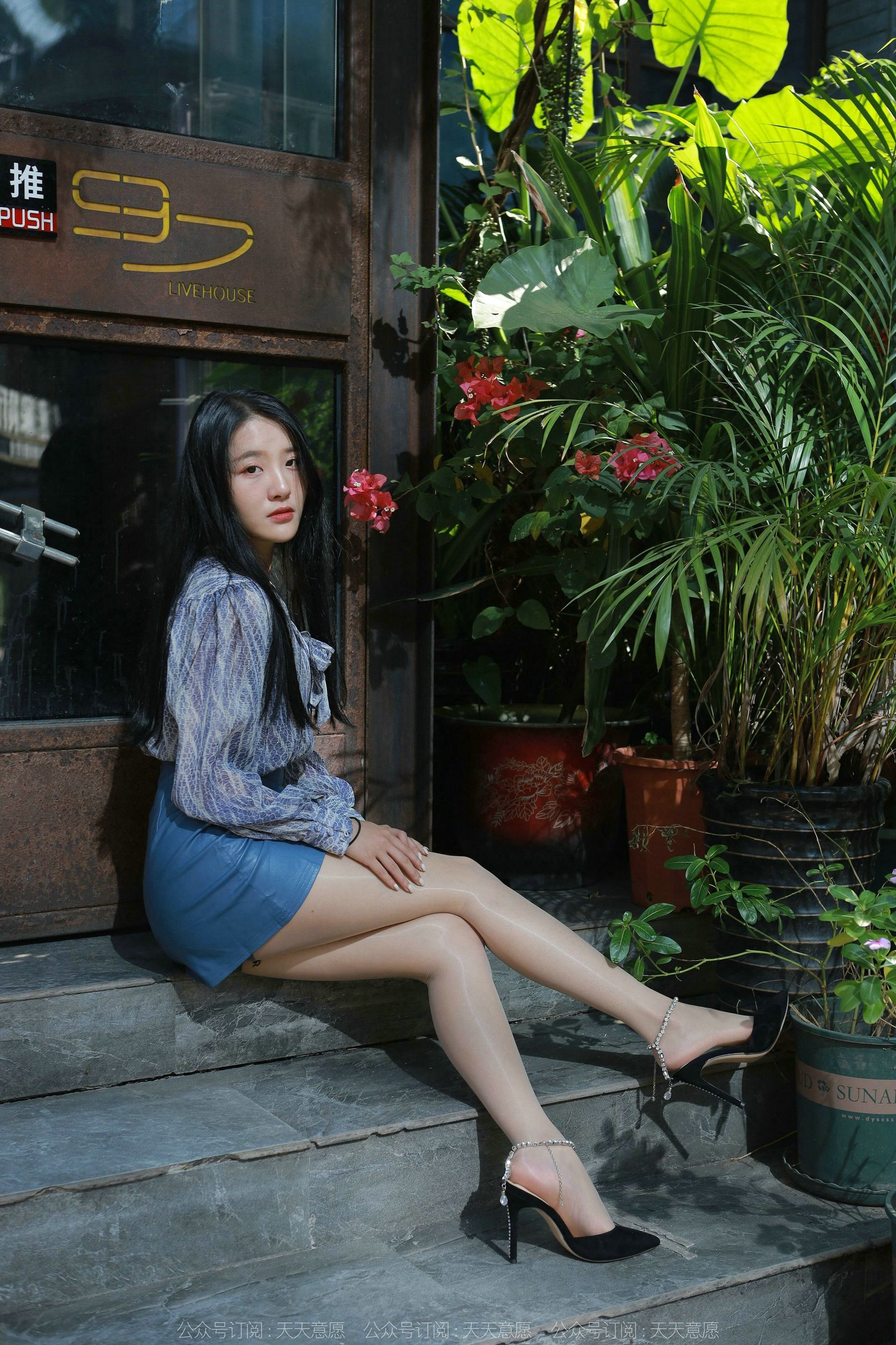 [异思趣向IESS] 模特 婉萍 《油亮蓝色短裙》