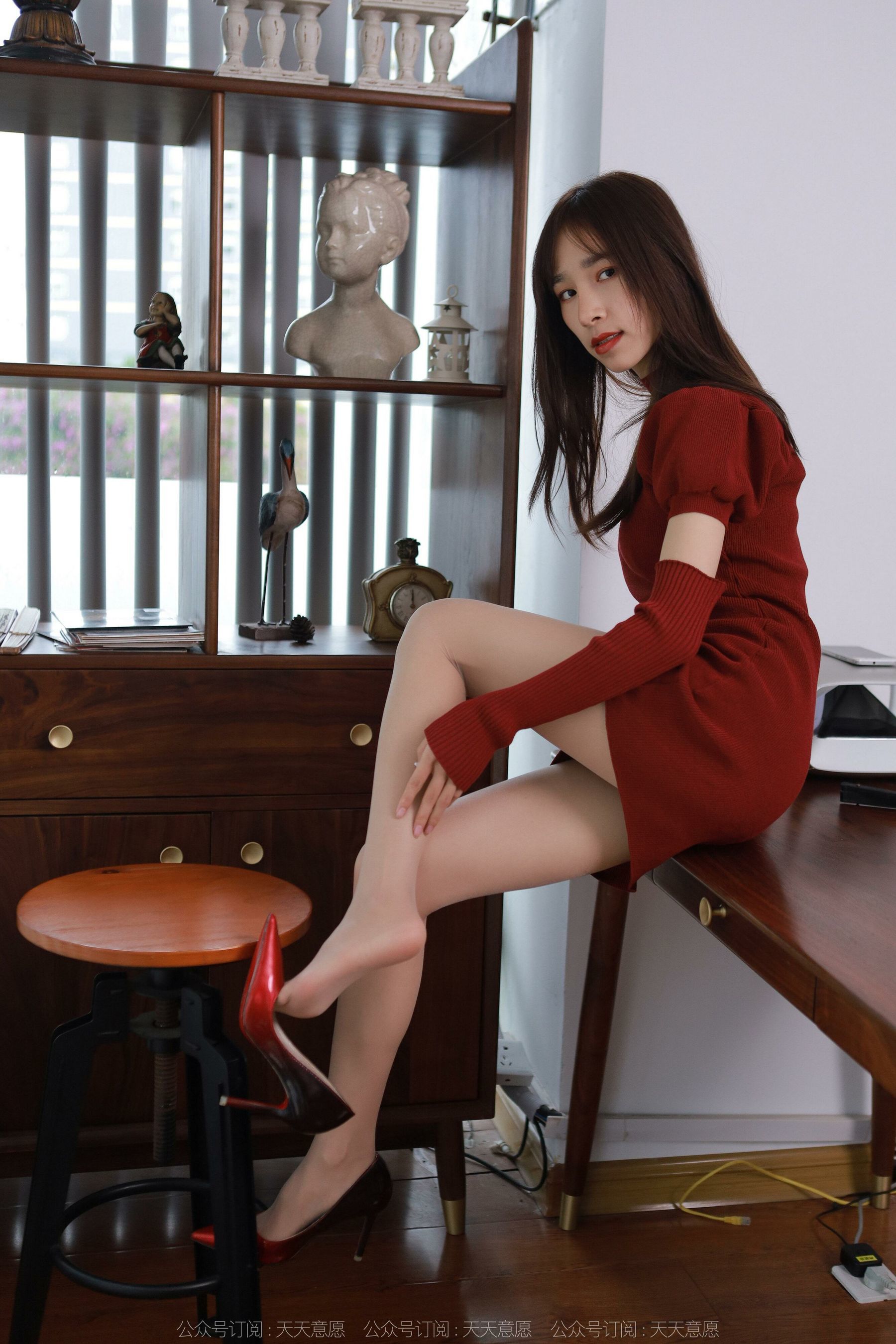 [IESS异思趣向] 模特：美子 《新年红底高跟》