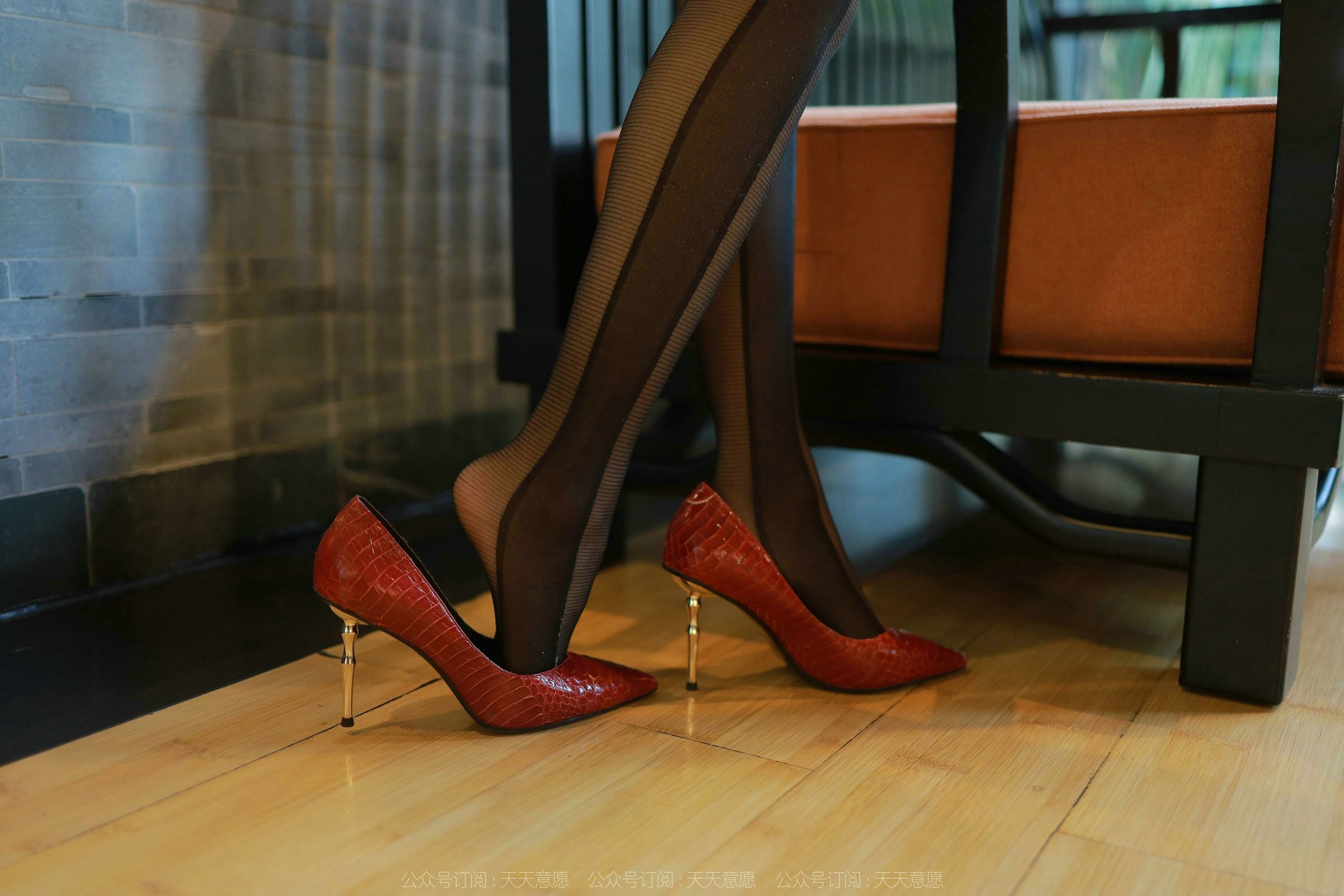 [异思趣向IESS] 模特：婉萍《OL嘿丝玉姐》