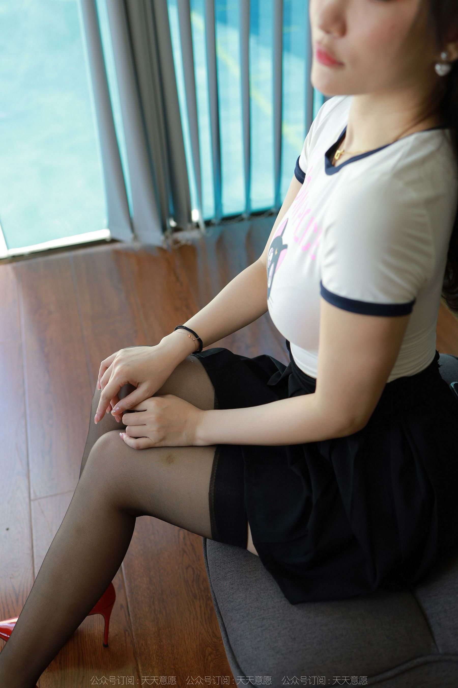 IESS异思趣向 - 模特： 秋秋 《红黑虾线》